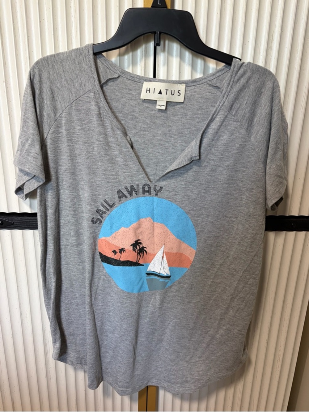 Hiatus Women's Gray 'Sail Away' Graphic Split Neck Tee